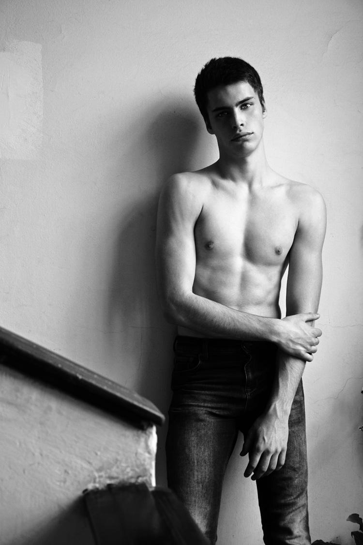 Jovan-Djakonovic-Michelangelo-Cecilia-Male-Model-Scene-05