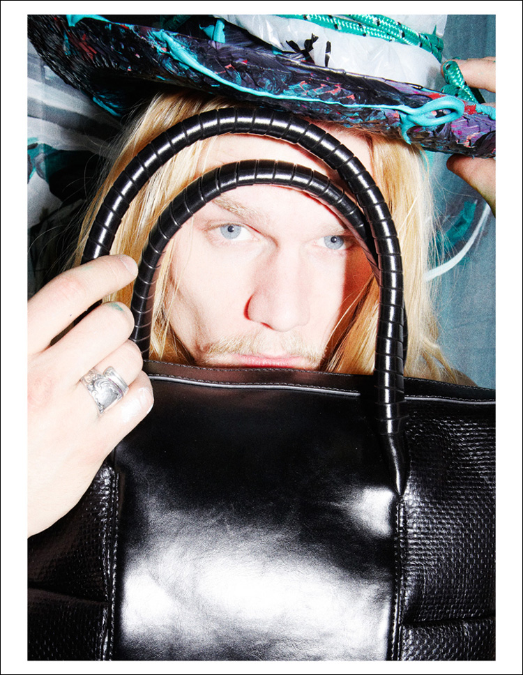 Casper-Peteus-Skye-Tan-Male-Model-Scene-03