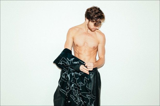 Tom-Farrelly-Laura-Marii-Male-Model-Scene-09