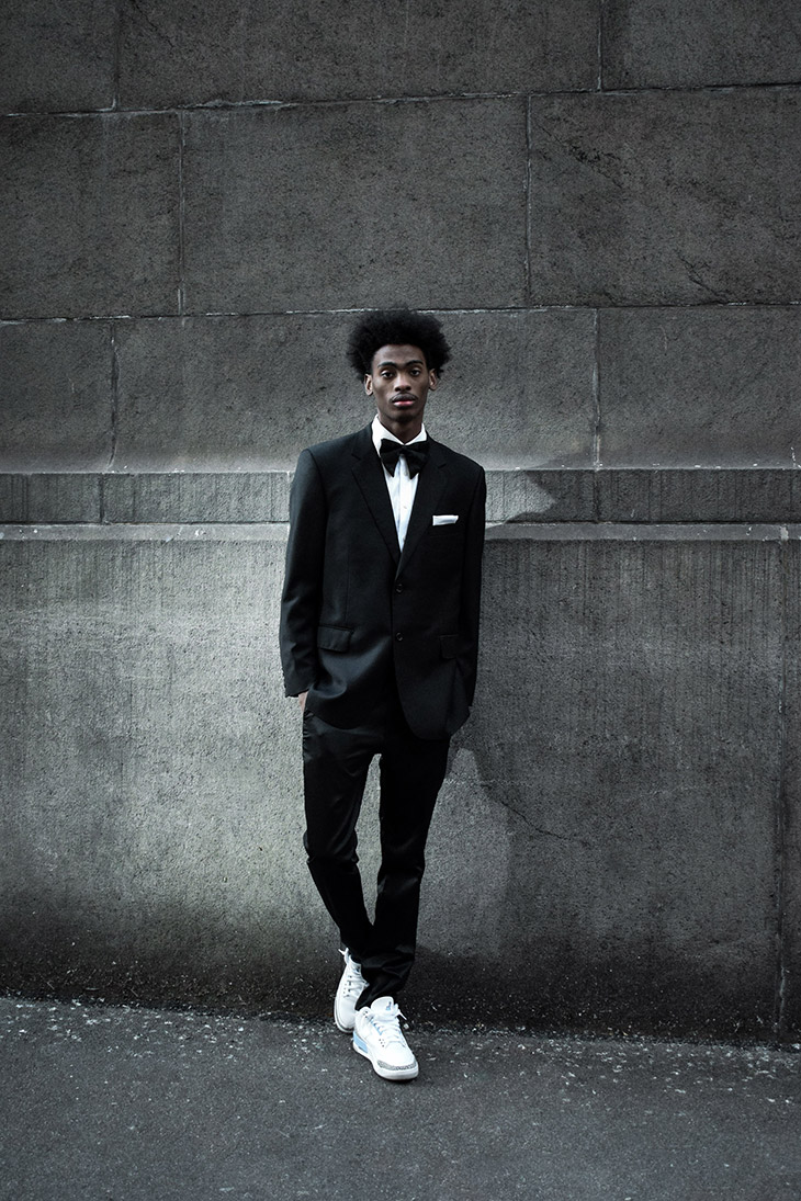 How to Wear Sneakers with a Suit 2