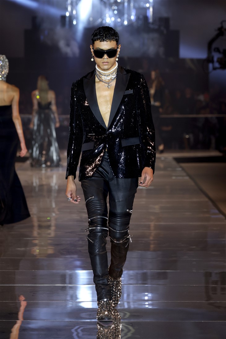 Pijnstiller Bevestiging vriendelijke groet MFW: PHILIPP PLEIN Spring Summer 2023 Collection - Male Model Scene